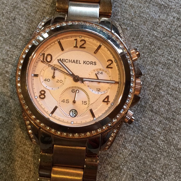 Michael Kors Rose Gold Watch - Picture 3 of 3